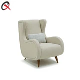 Klassieke fauteuil met houten poot