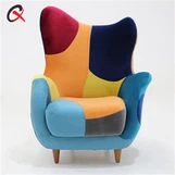 Gestoffeerde stoffen stoel met hoge rugleuning